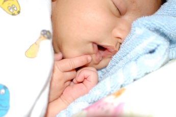 Fingret ska vara i hålet i hakan.