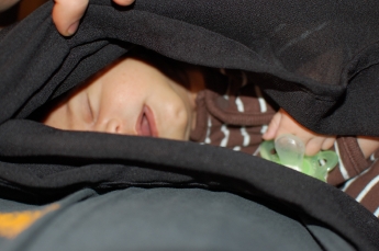 Mysigt i sjal på pappas mage.