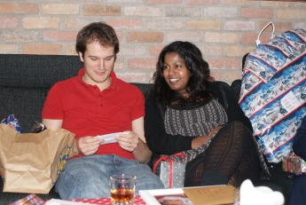 Mamma och pappa får också julklappar.