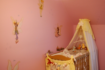 Rosa fondvägg med dekaler.