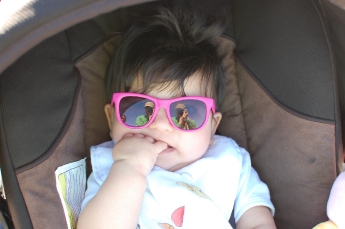 Poserar i solbrillerna.