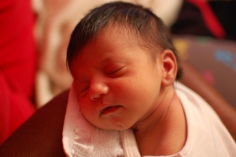 Sover gott på mammas axel.